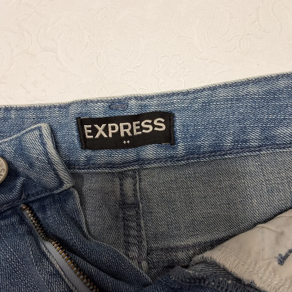 Express Low Rise Light Blue Embroidered Rose Denim Jeans Shorts Size 6 - Picture 4 of 6